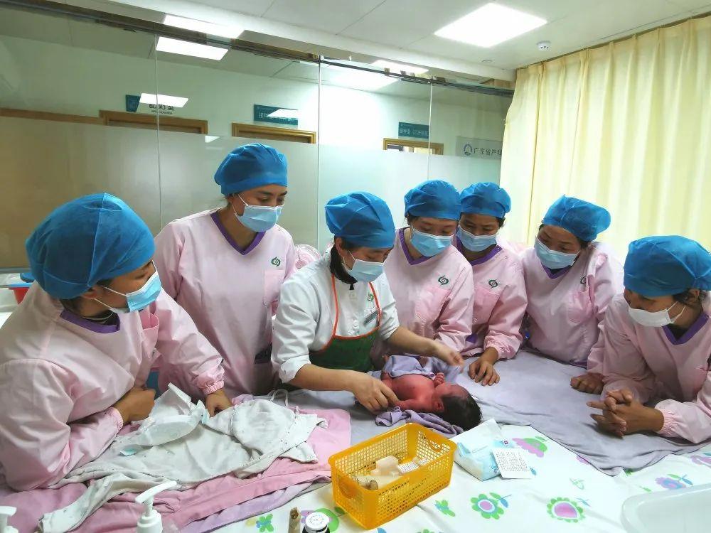 巴东县妇婴监护型护送